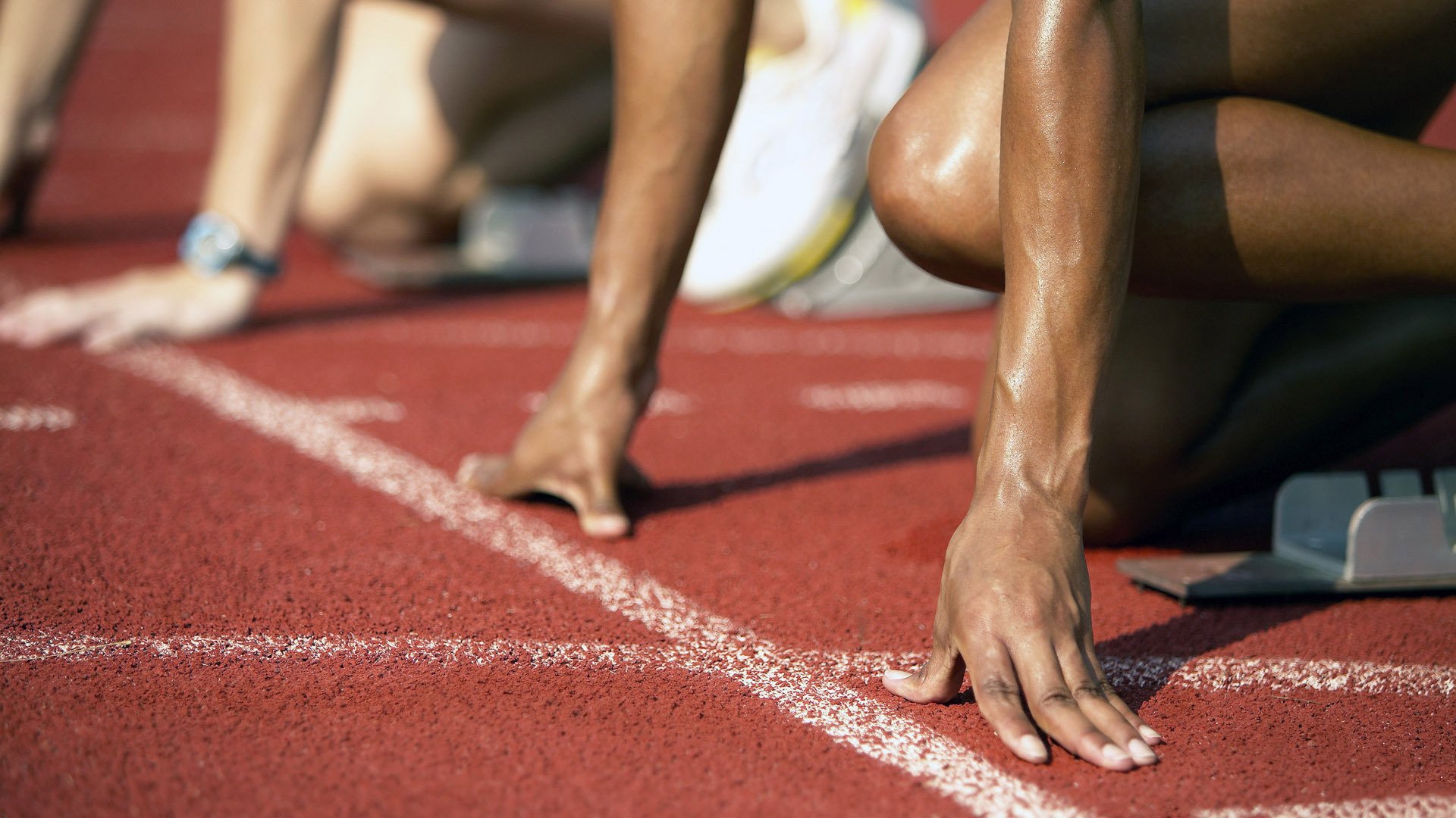 _沙滩跑步比赛吸引大量跑者参与_，沙滩跑步需要注意什么