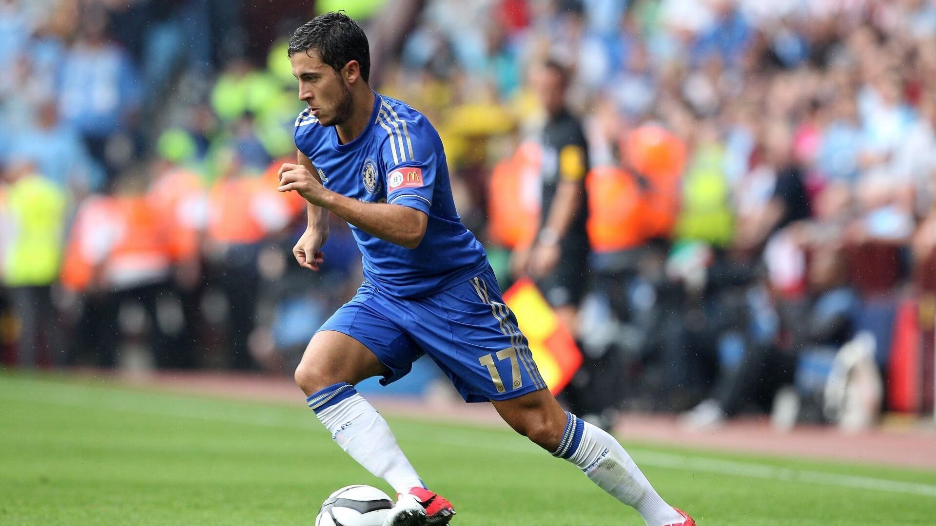 德甲逐步完善裁判判罚体系，确保比赛公平公正，德甲场地